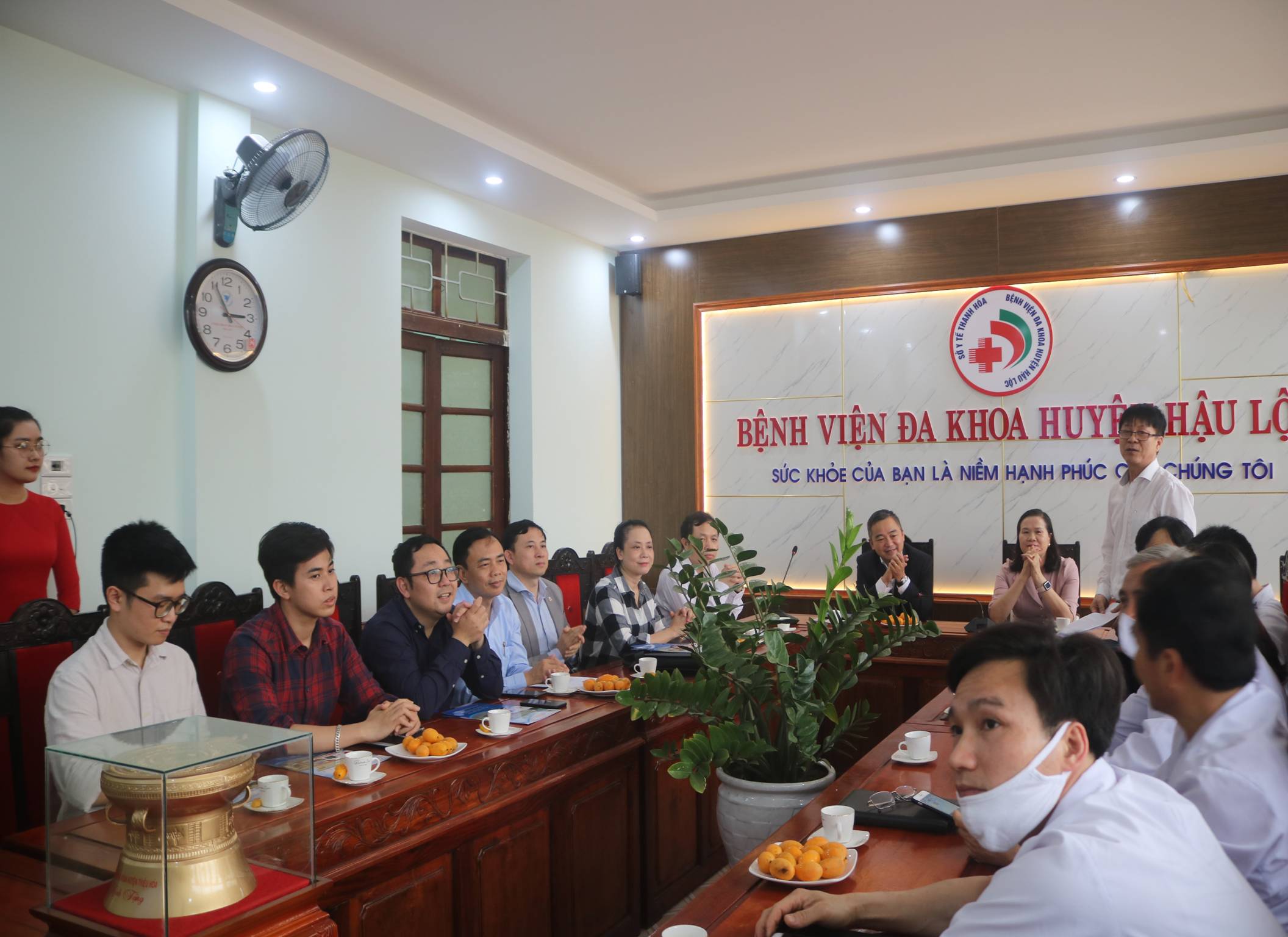 A group of people sitting at a table

Description automatically generated with medium confidence