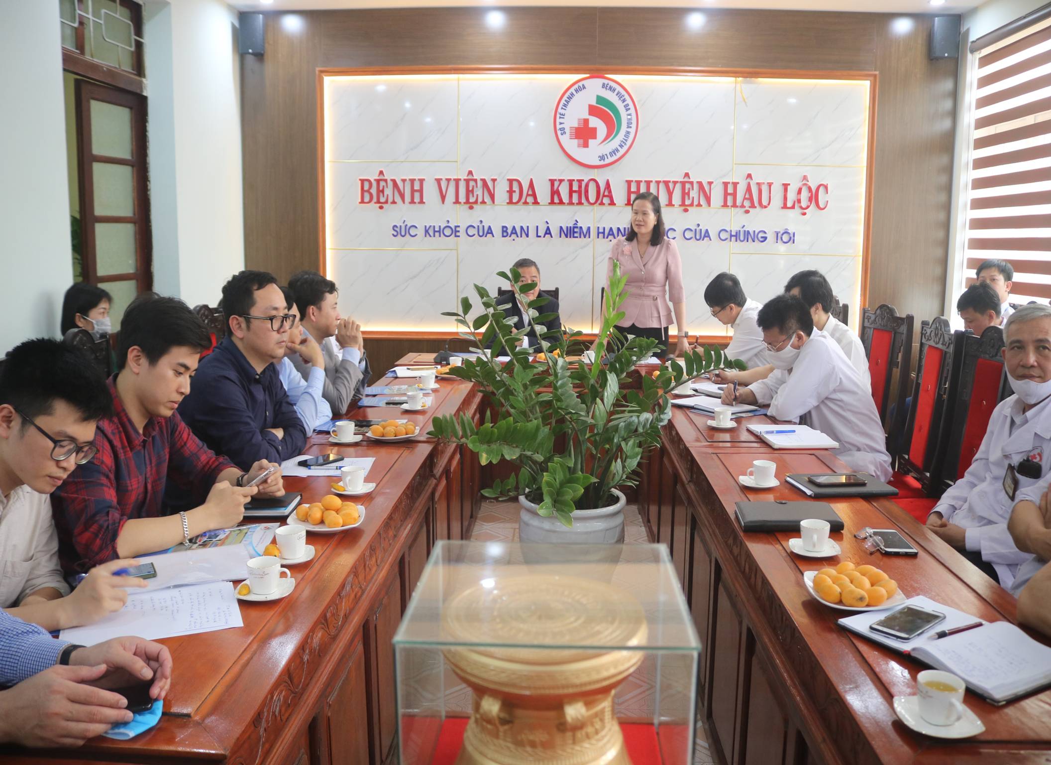 A group of people sitting at tables

Description automatically generated with medium confidence