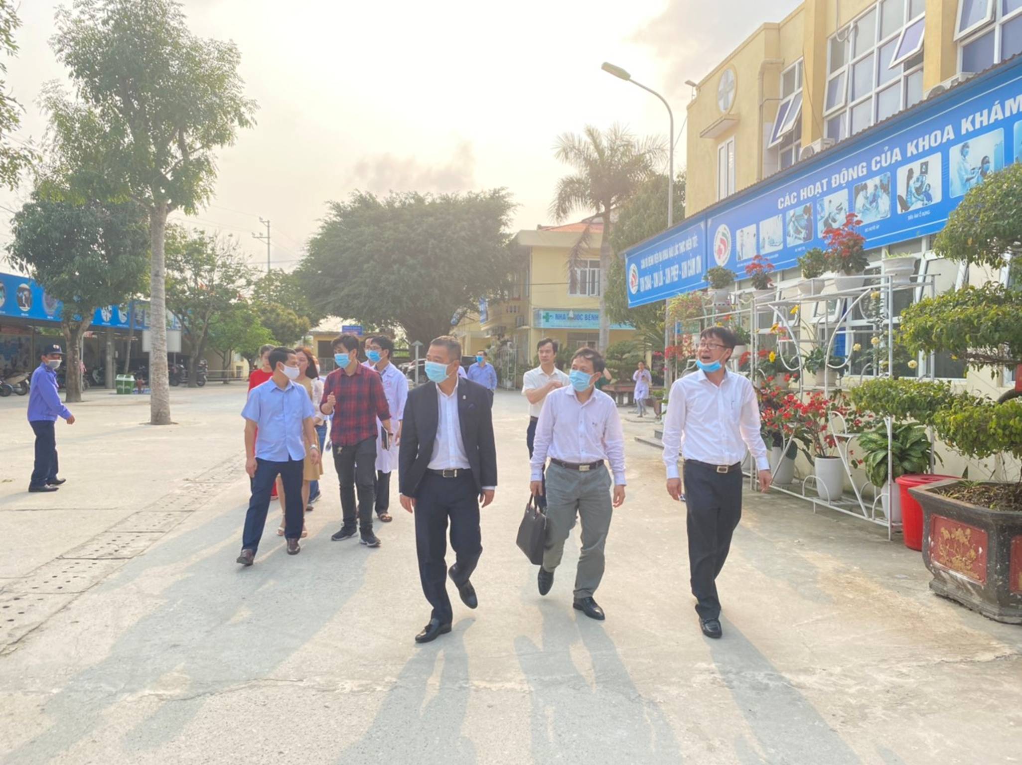 A group of people walking on a sidewalk

Description automatically generated with medium confidence