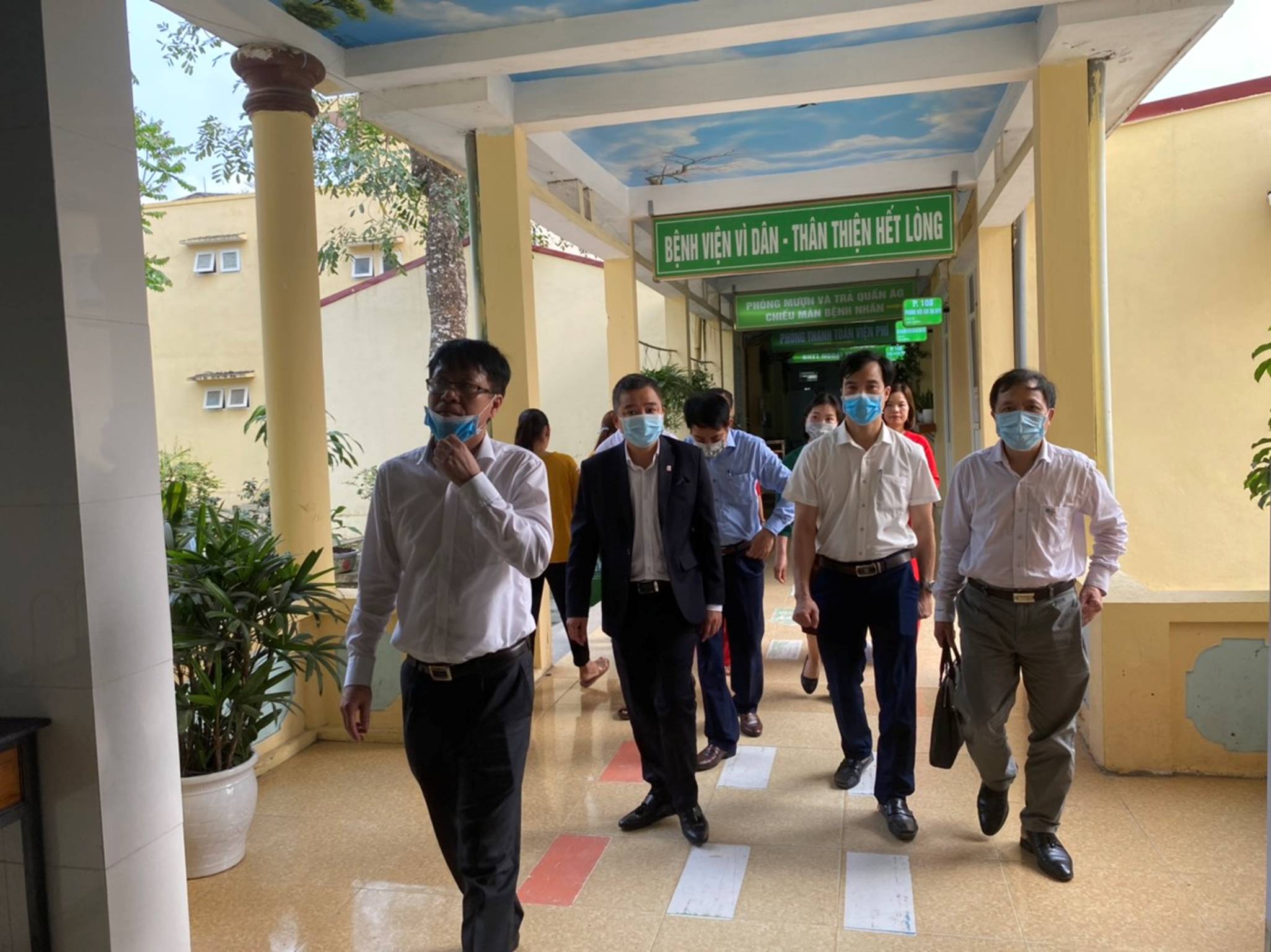 A group of people walking down a hallway

Description automatically generated with medium confidence