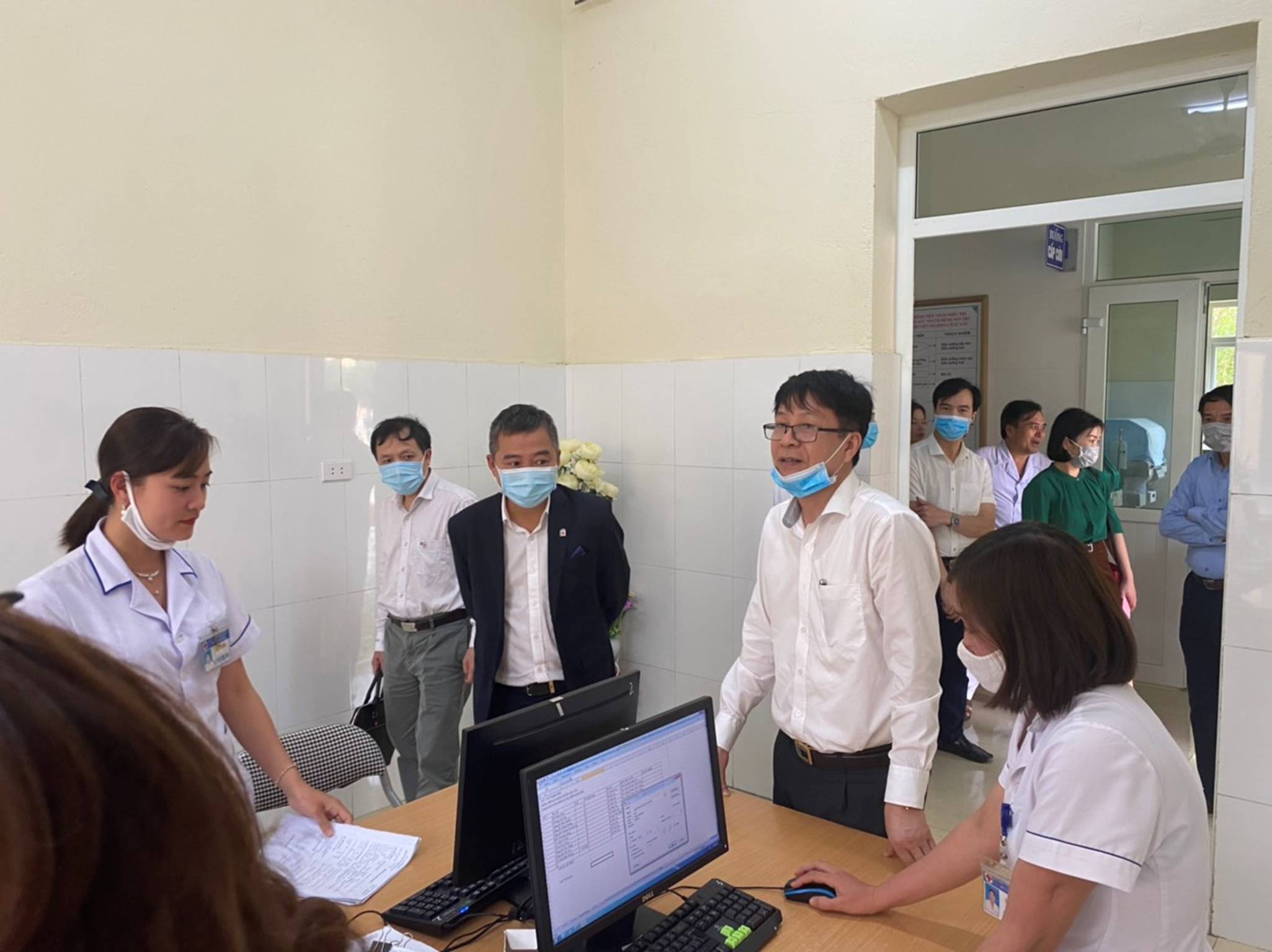 A group of people in a room

Description automatically generated with medium confidence