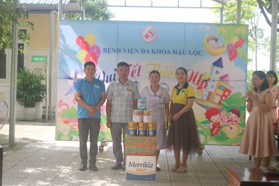 A group of people standing next to a sign

Description automatically generated with medium confidence
