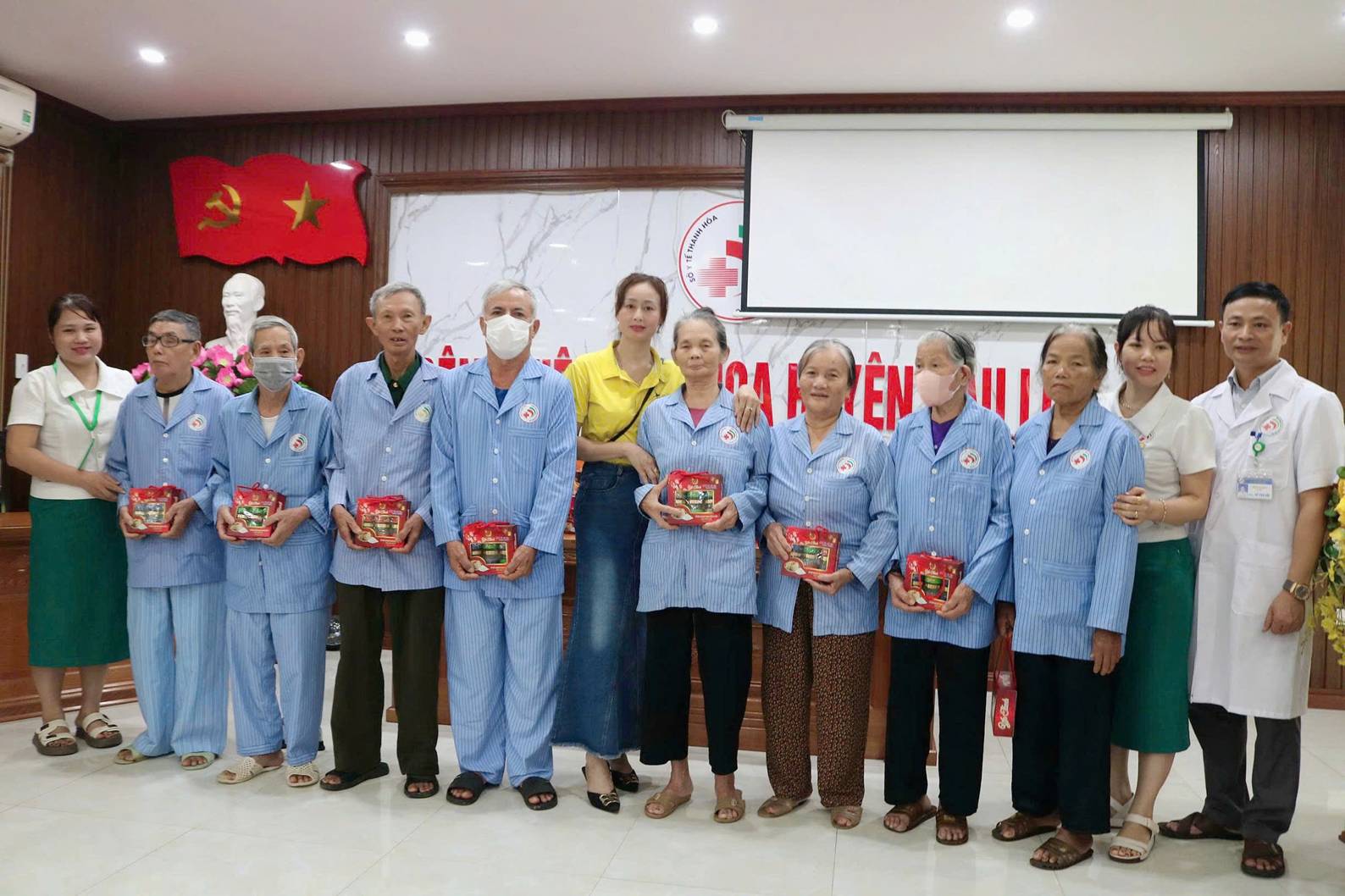 A group of people wearing masks

AI-generated content may be incorrect.
