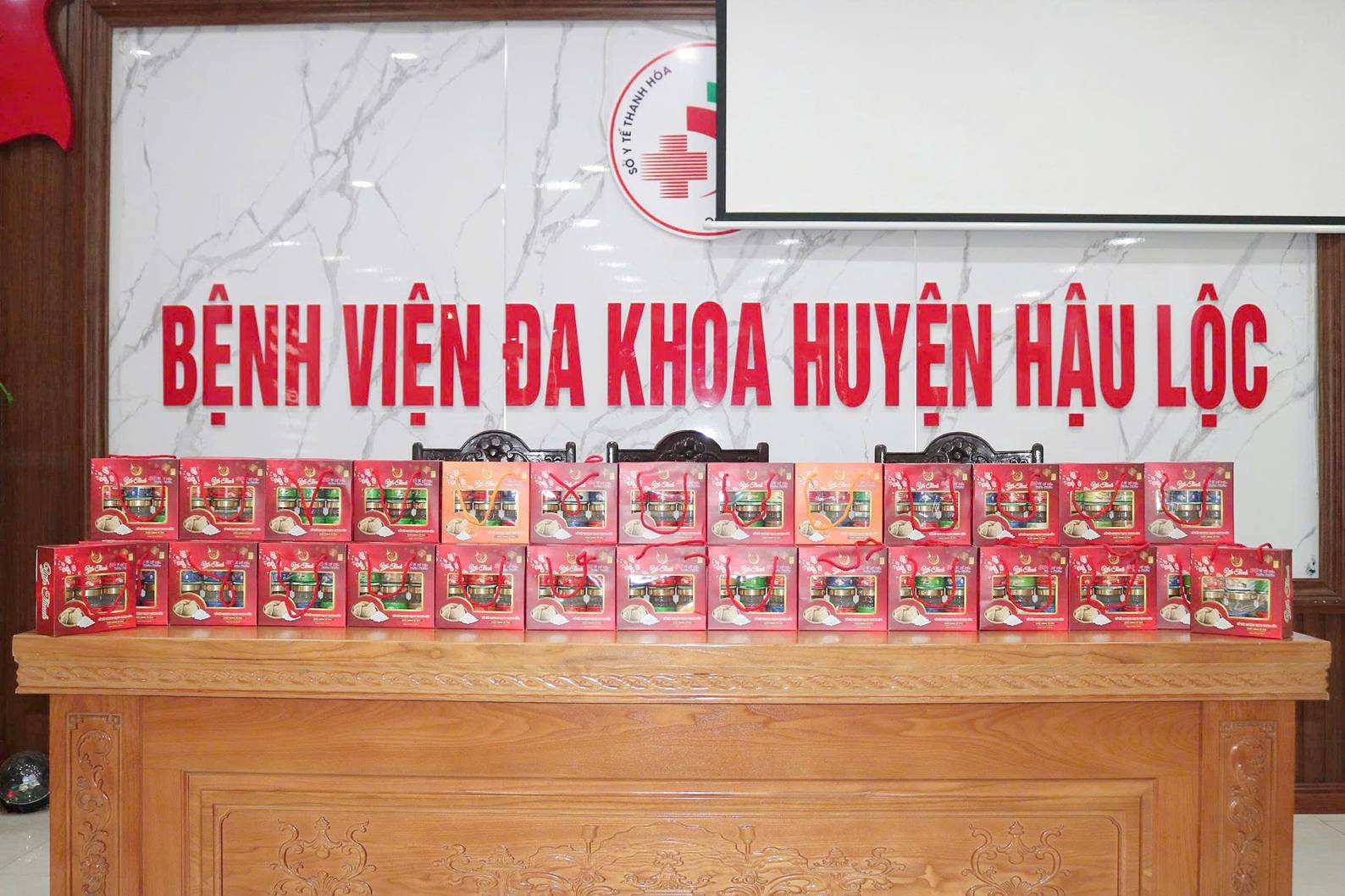 A group of red boxes on a table

AI-generated content may be incorrect.