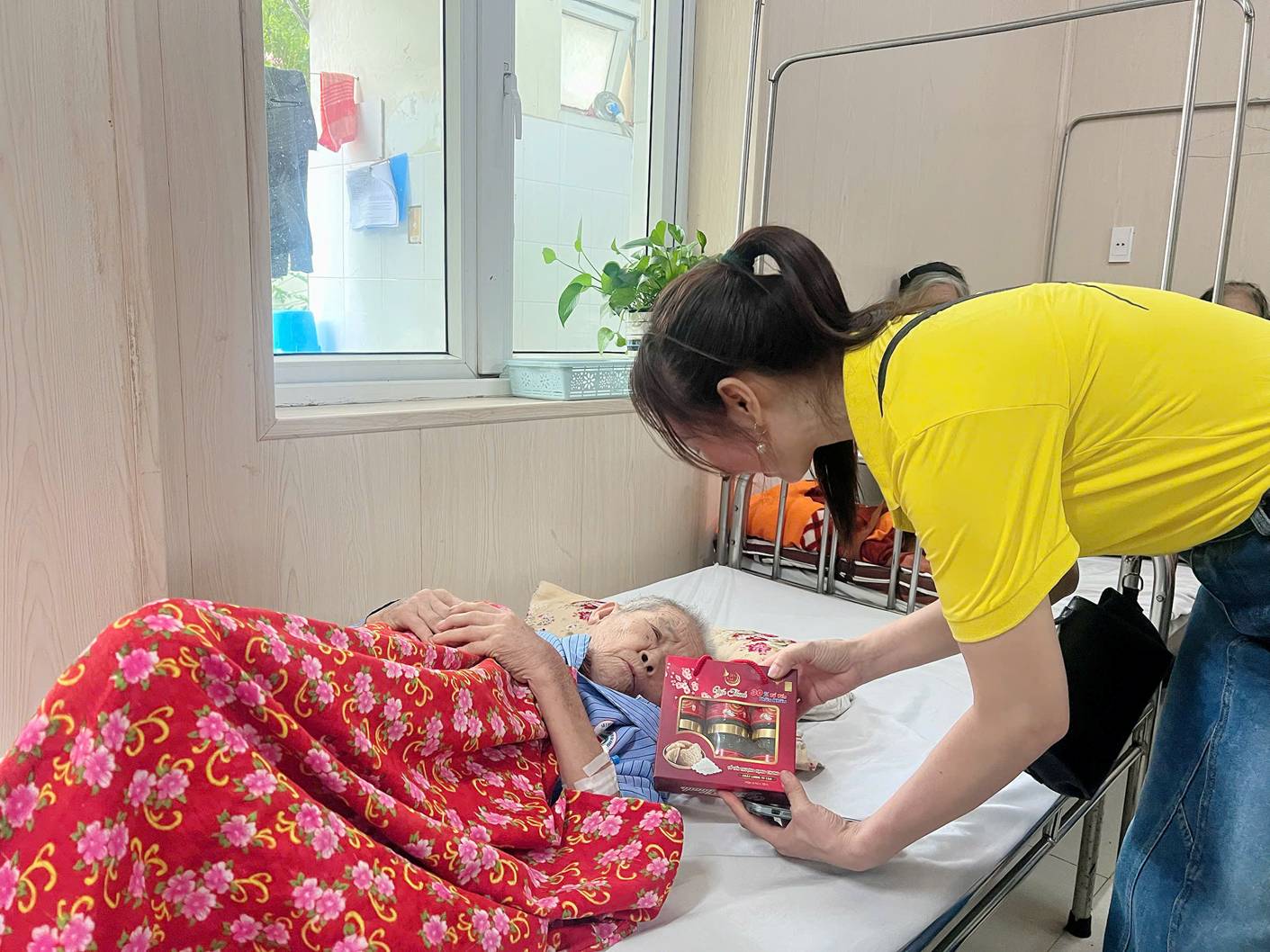 A person in a yellow shirt holding a box with a child lying on a bed

AI-generated content may be incorrect.