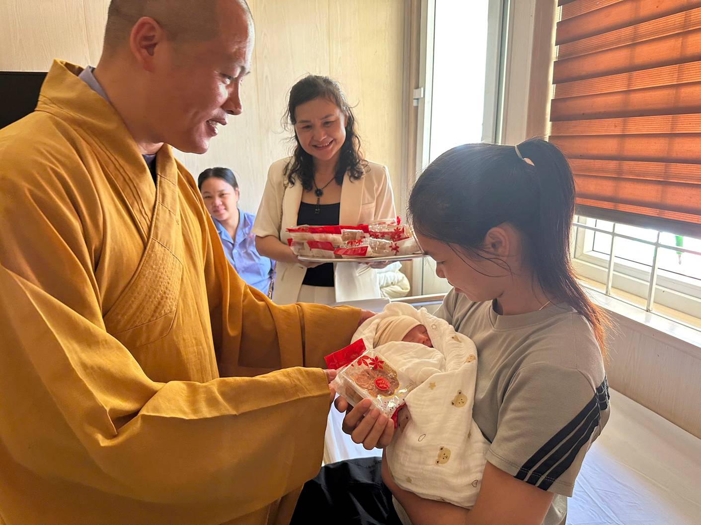 A person holding a baby

AI-generated content may be incorrect.