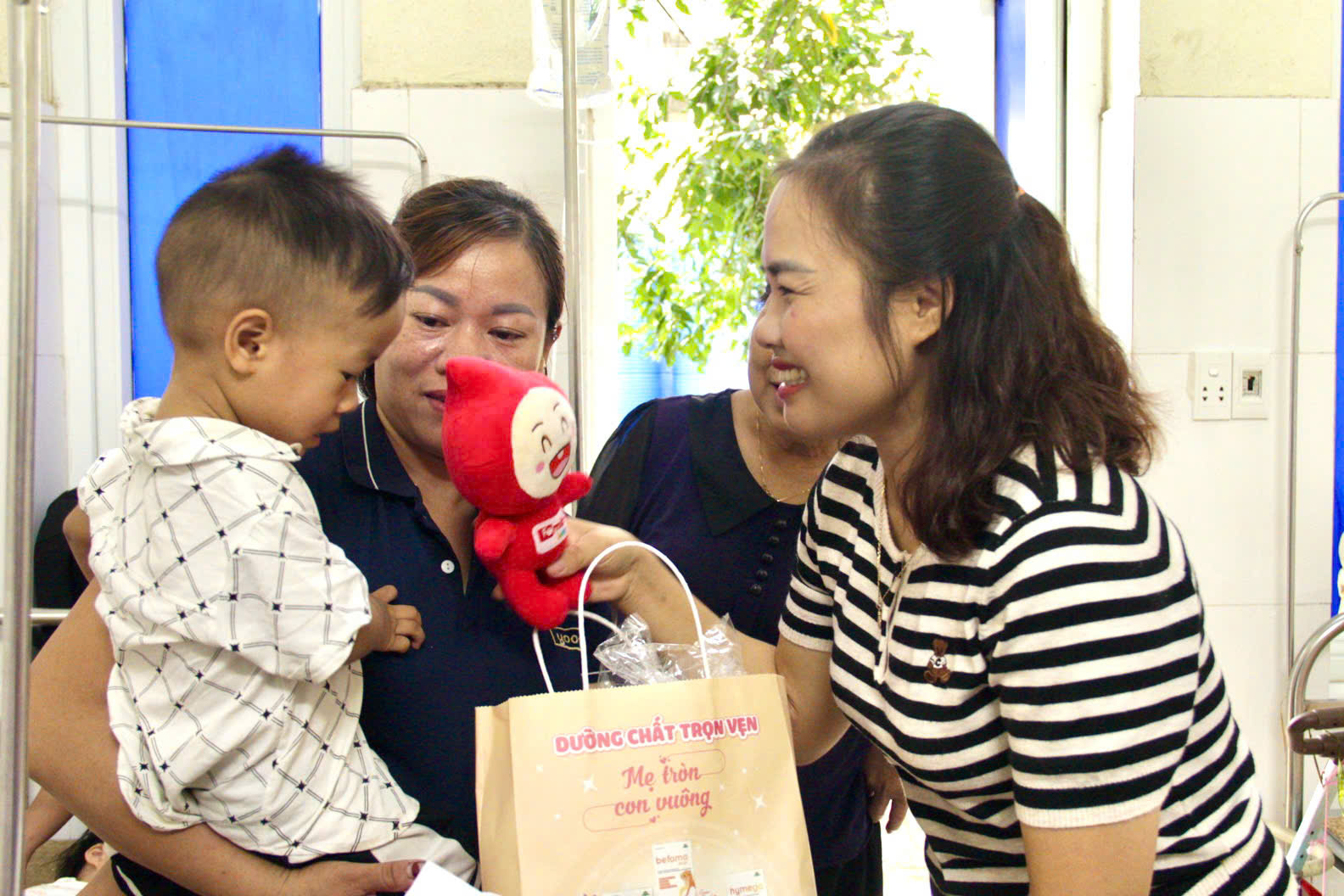 A group of women holding a baby

AI-generated content may be incorrect.