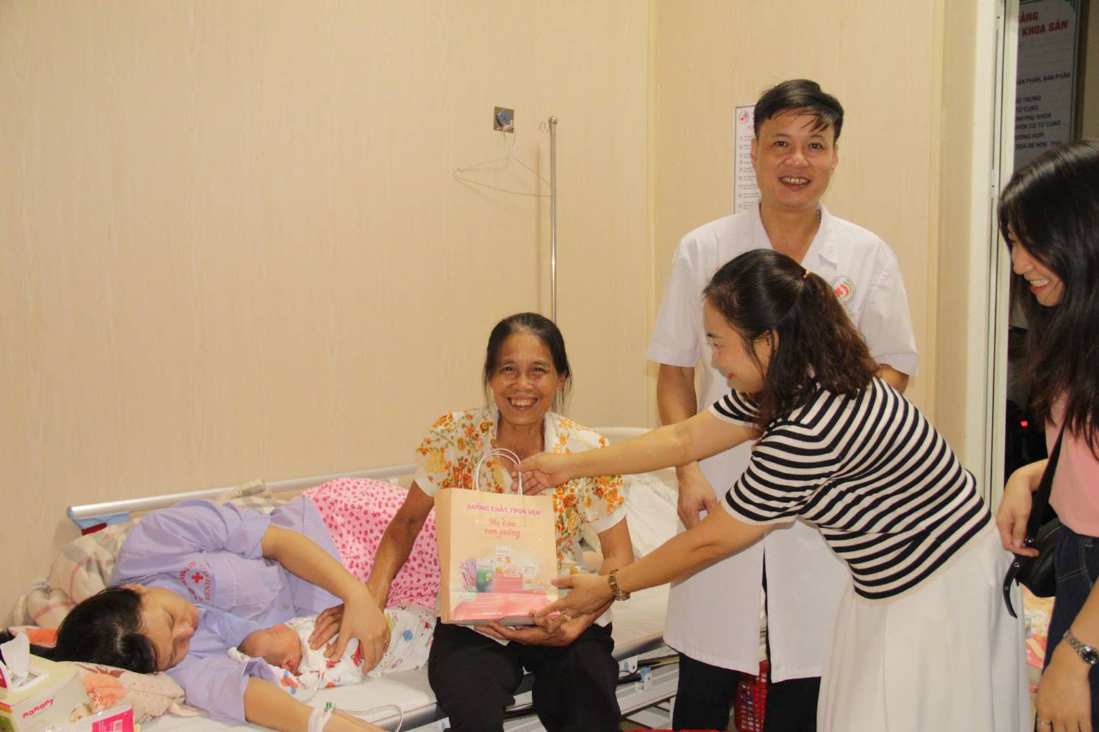 A group of people in a hospital

AI-generated content may be incorrect.